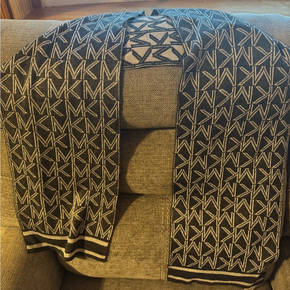 Michael Kors Gray and Black Patterned Scarf NWT